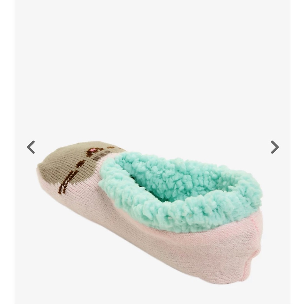 Pusheen Cozy Slippers - Picture 4 of 9